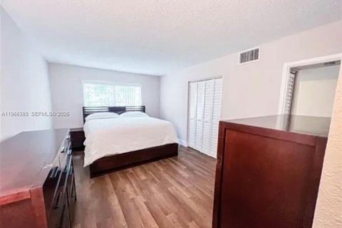 Condo in Lauderhill, Florida, 1 bedroom  № 2027921 - photo 12