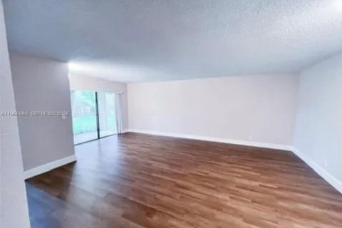 Condo in Lauderhill, Florida, 1 bedroom  № 2027921 - photo 11