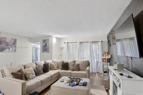 Condo in Lauderhill, Florida, 1 bedroom  № 2027921 - photo 2