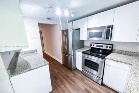 Condo in Lauderhill, Florida, 1 bedroom  № 2027921 - photo 7