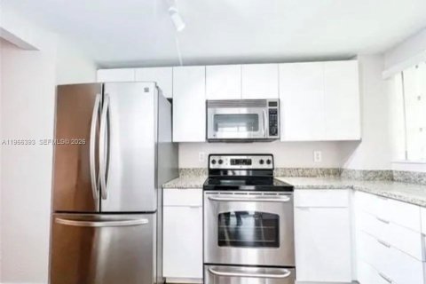 Condo in Lauderhill, Florida, 1 bedroom  № 2027921 - photo 8