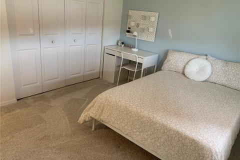 Condo in Saint Petersburg, Florida, 2 bedrooms  № 1910693 - photo 13