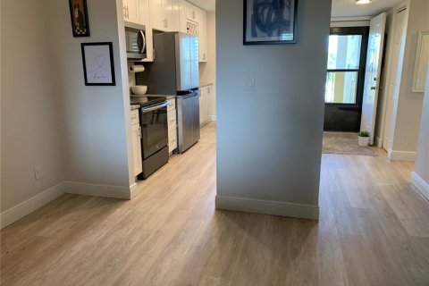 Condo in Saint Petersburg, Florida, 2 bedrooms  № 1910693 - photo 11