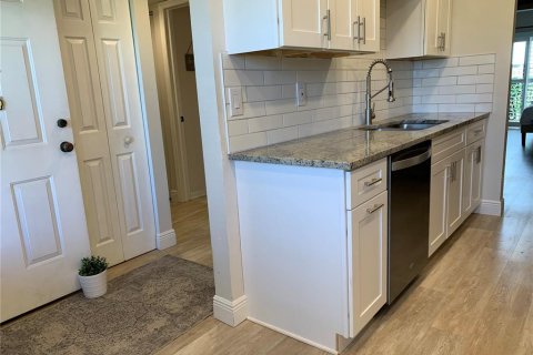 Condo in Saint Petersburg, Florida, 2 bedrooms  № 1910693 - photo 8
