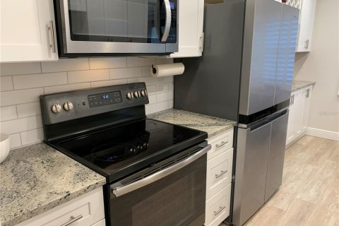 Condo in Saint Petersburg, Florida, 2 bedrooms  № 1910693 - photo 12