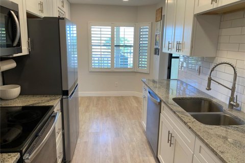 Condo in Saint Petersburg, Florida, 2 bedrooms  № 1910693 - photo 5