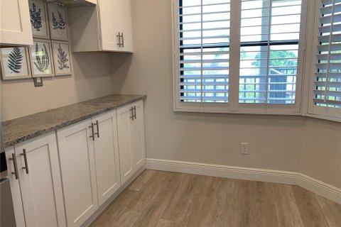 Condo in Saint Petersburg, Florida, 2 bedrooms  № 1910693 - photo 6