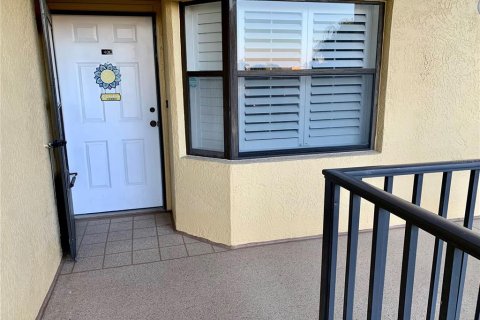 Condo in Saint Petersburg, Florida, 2 bedrooms  № 1910693 - photo 1