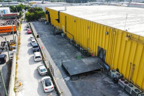 Propiedad comercial en venta en Miami, Florida № 2028517 - foto 3