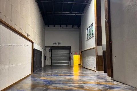 Propiedad comercial en venta en Miami, Florida № 2028517 - foto 6