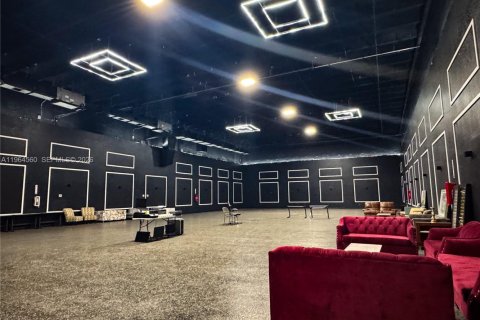 Propiedad comercial en venta en Miami, Florida № 2028517 - foto 4