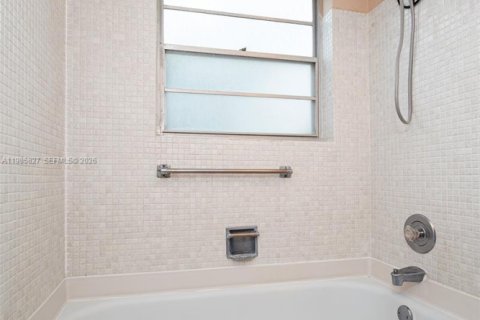 Condo in West Palm Beach, Florida, 1 bedroom  № 2046626 - photo 10