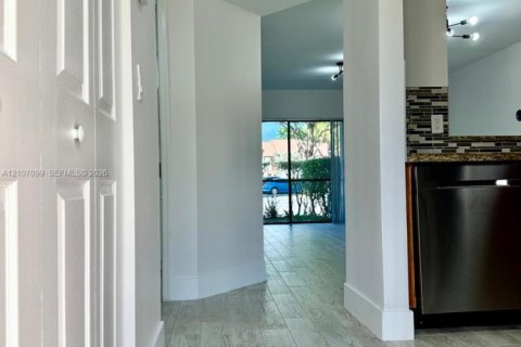 Copropriété à louer à Coral Springs, Floride: 2 chambres, 78.97 m2 № 2417780 - photo 2