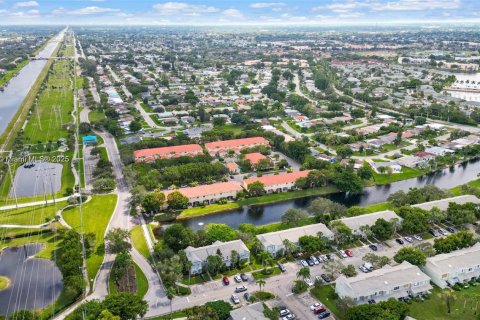 Townhouse in Tamarac, Florida 1 bedroom, 87.79 sq.m. № 2012572 - photo 15