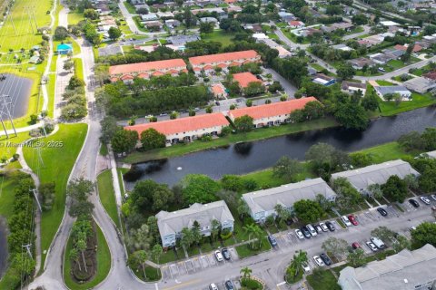 Townhouse in Tamarac, Florida 1 bedroom, 87.79 sq.m. № 2012572 - photo 14