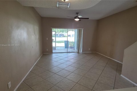 Townhouse in Tamarac, Florida 1 bedroom, 87.79 sq.m. № 2012572 - photo 6