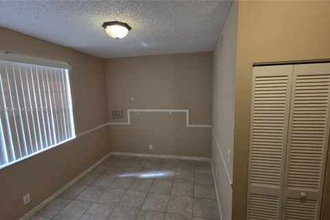 Townhouse in Tamarac, Florida 1 bedroom, 87.79 sq.m. № 2012572 - photo 8