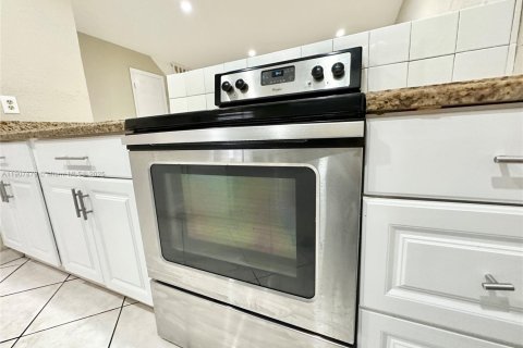 Townhouse in Pembroke Pines, Florida 2 bedrooms, 117.06 sq.m. № 1964275 - photo 6