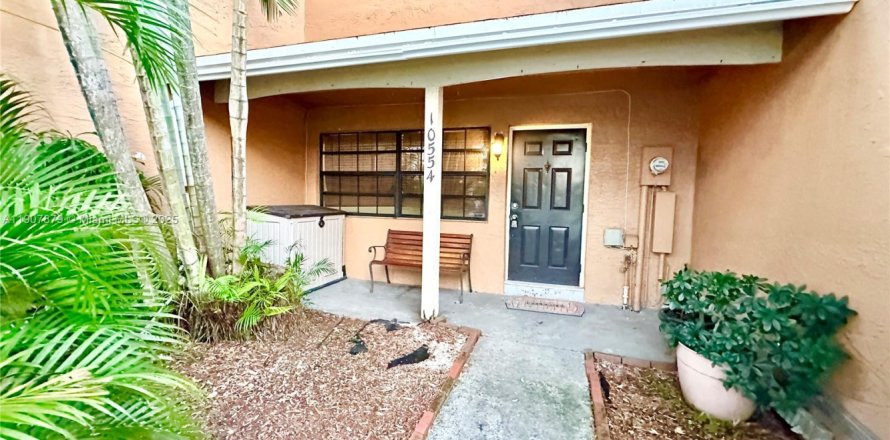 Townhouse in Pembroke Pines, Florida 2 bedrooms, 117.06 sq.m. № 1964275
