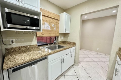 Townhouse in Pembroke Pines, Florida 2 bedrooms, 117.06 sq.m. № 1964275 - photo 11