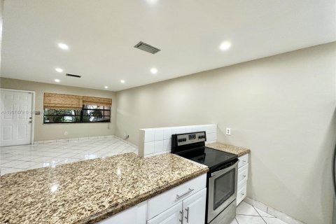 Townhouse in Pembroke Pines, Florida 2 bedrooms, 117.06 sq.m. № 1964275 - photo 10