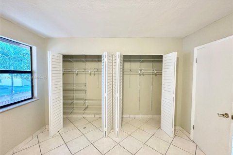 Townhouse in Pembroke Pines, Florida 2 bedrooms, 117.06 sq.m. № 1964275 - photo 29