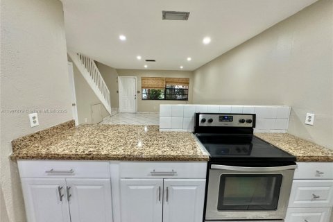 Townhouse in Pembroke Pines, Florida 2 bedrooms, 117.06 sq.m. № 1964275 - photo 13