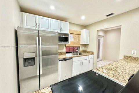 Townhouse in Pembroke Pines, Florida 2 bedrooms, 117.06 sq.m. № 1964275 - photo 16