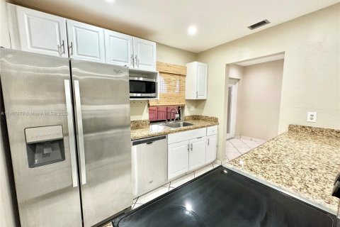 Townhouse in Pembroke Pines, Florida 2 bedrooms, 117.06 sq.m. № 1964275 - photo 14