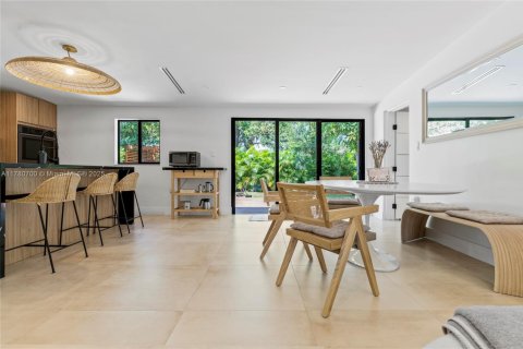 House in Miami, Florida 2 bedrooms, 163.51 sq.m. № 2060079 - photo 26