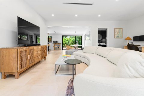 House in Miami, Florida 2 bedrooms, 163.51 sq.m. № 2060079