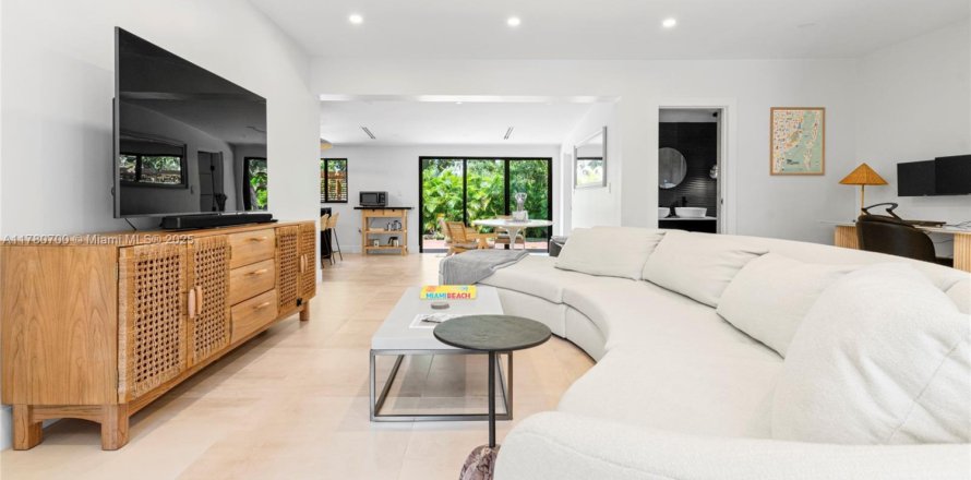 House in Miami, Florida 2 bedrooms, 163.51 sq.m. № 2060079