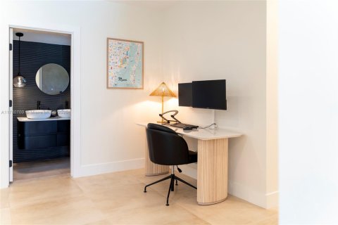 House in Miami, Florida 2 bedrooms, 163.51 sq.m. № 2060079 - photo 23
