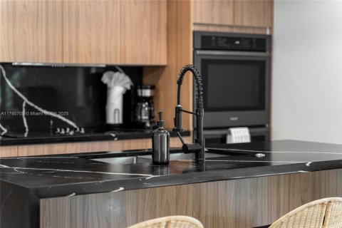 House in Miami, Florida 2 bedrooms, 163.51 sq.m. № 2060079 - photo 28