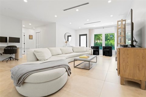 House in Miami, Florida 2 bedrooms, 163.51 sq.m. № 2060079 - photo 20