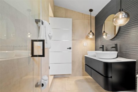 Casa en alquiler en Miami, Florida, 2 dormitorios, 163.51 m2 № 2060079 - foto 1