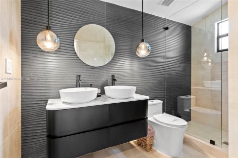 House in Miami, Florida 2 bedrooms, 163.51 sq.m. № 2060079 - photo 30