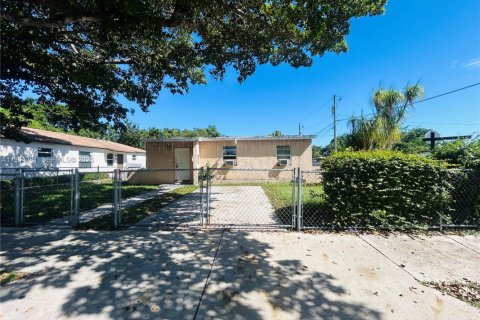 Дом в Майами, Флорида 3 спальни, 72.46м2 № 2027051