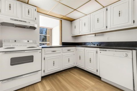 Купить кондоминиум в Халландейл-Бич, Флорида 2 спальни, 85.84м2, № 2032031 - фото 5