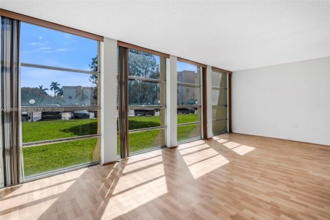 Купить кондоминиум в Халландейл-Бич, Флорида 2 спальни, 85.84м2, № 2032031 - фото 15