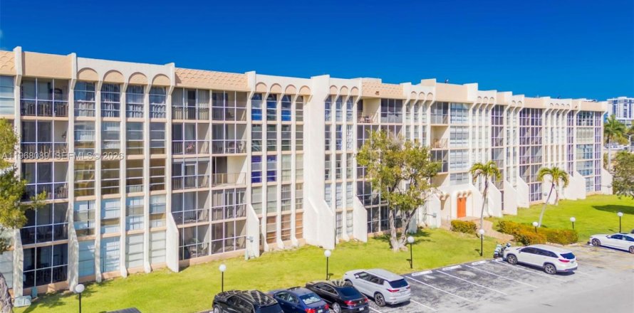 Кондоминиум с 2 спальнями в Халландейл-Бич, Флорида № 2032031