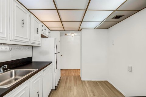 Купить кондоминиум в Халландейл-Бич, Флорида 2 спальни, 85.84м2, № 2032031 - фото 7