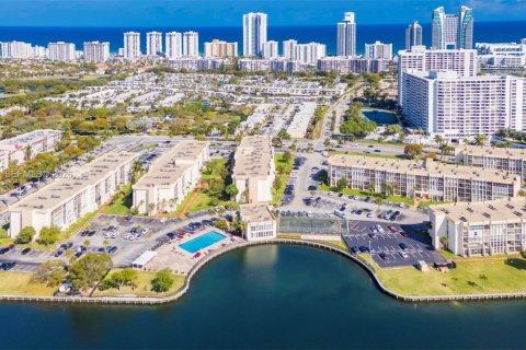 Купить кондоминиум в Халландейл-Бич, Флорида 2 спальни, 85.84м2, № 2032031 - фото 3