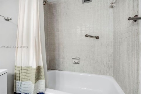 Купить кондоминиум в Халландейл-Бич, Флорида 2 спальни, 85.84м2, № 2032031 - фото 23