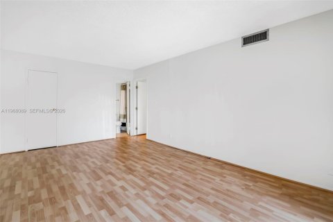 Купить кондоминиум в Халландейл-Бич, Флорида 2 спальни, 85.84м2, № 2032031 - фото 18