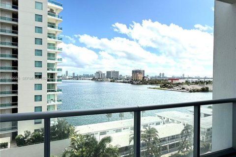 Condominio en venta en North Bay Village, Florida, 2 dormitorios, 130.99 m2 № 2153054 - foto 2