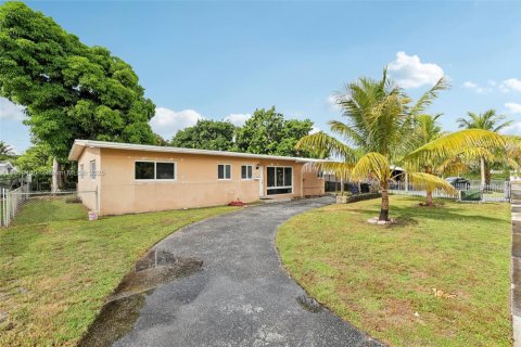 Casa en venta en North Miami Beach, Florida, 3 dormitorios, 147.34 m2 № 1880039 - foto 2