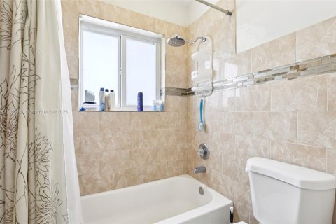 Casa en venta en North Miami Beach, Florida, 3 dormitorios, 147.34 m2 № 1880039 - foto 23