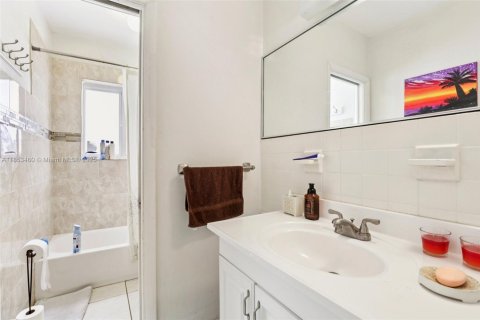 Casa en venta en North Miami Beach, Florida, 3 dormitorios, 147.34 m2 № 1880039 - foto 22