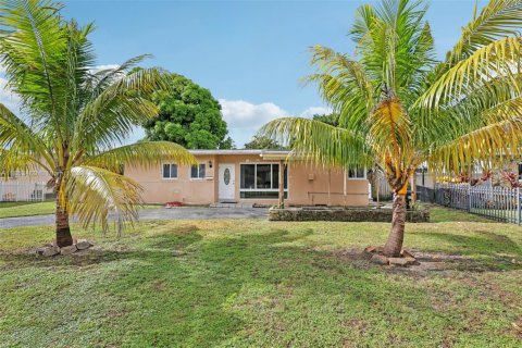 Casa en venta en North Miami Beach, Florida, 3 dormitorios, 147.34 m2 № 1880039 - foto 1